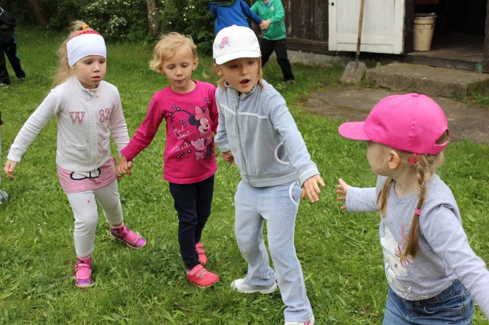 Tańce, śpiewy w przedszkolu GALERIA