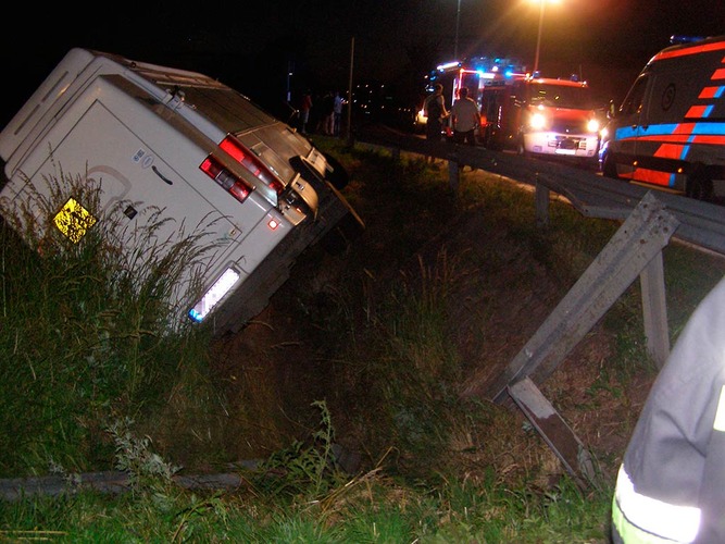 AKTUALIZACJA Bus z uczniami rozbił się pod Bysławiem  ZDJĘCIA