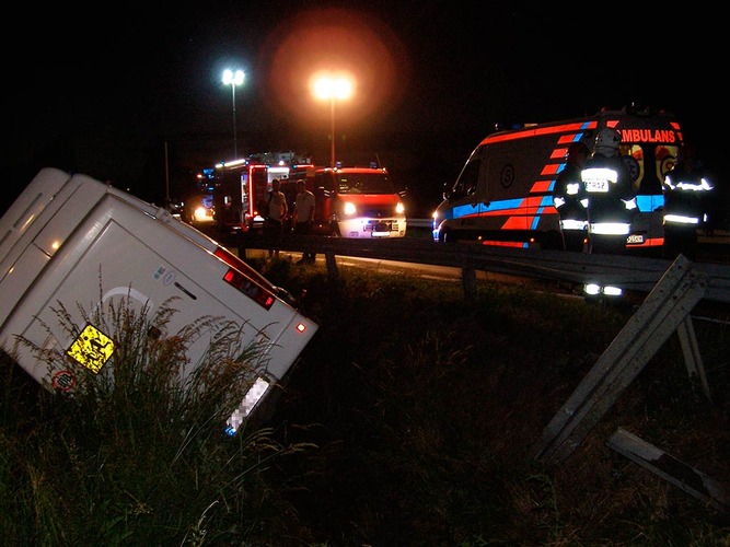 AKTUALIZACJA Bus z uczniami rozbił się pod Bysławiem  ZDJĘCIA
