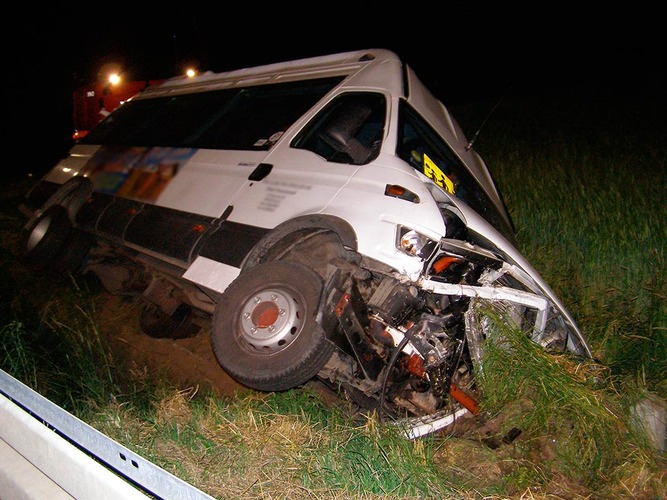 AKTUALIZACJA Bus z uczniami rozbił się pod Bysławiem  ZDJĘCIA