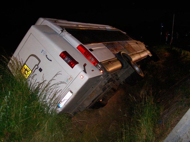 AKTUALIZACJA Bus z uczniami rozbił się pod Bysławiem  ZDJĘCIA