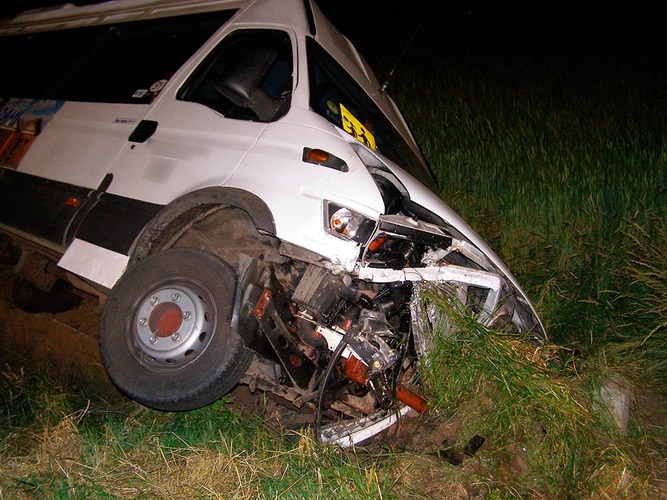 AKTUALIZACJA Bus z uczniami rozbił się pod Bysławiem  ZDJĘCIA