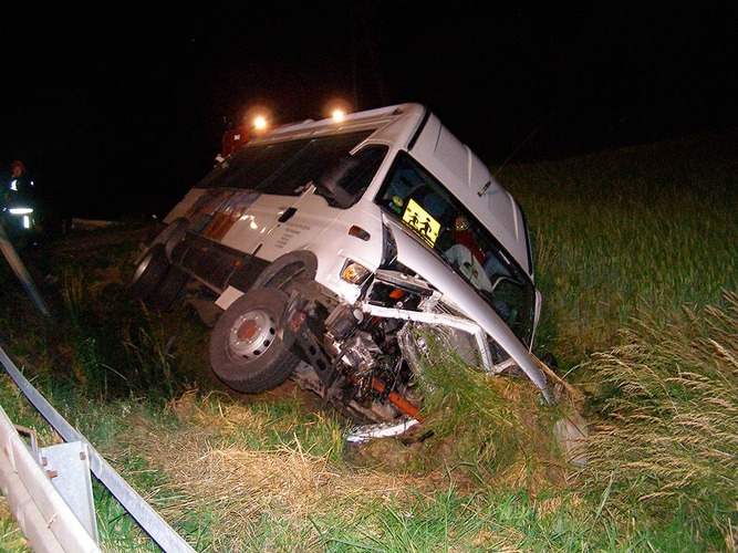 AKTUALIZACJA Bus z uczniami rozbił się pod Bysławiem  ZDJĘCIA