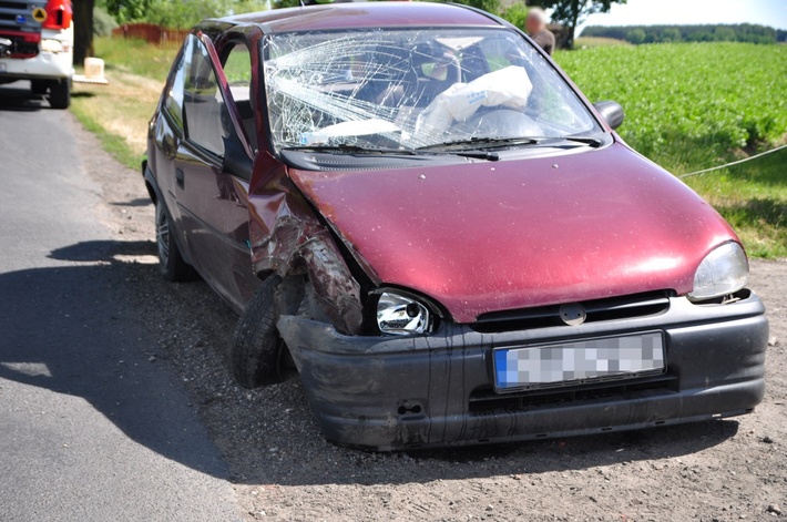 Samochodem w drzewo  ZDJĘCIA