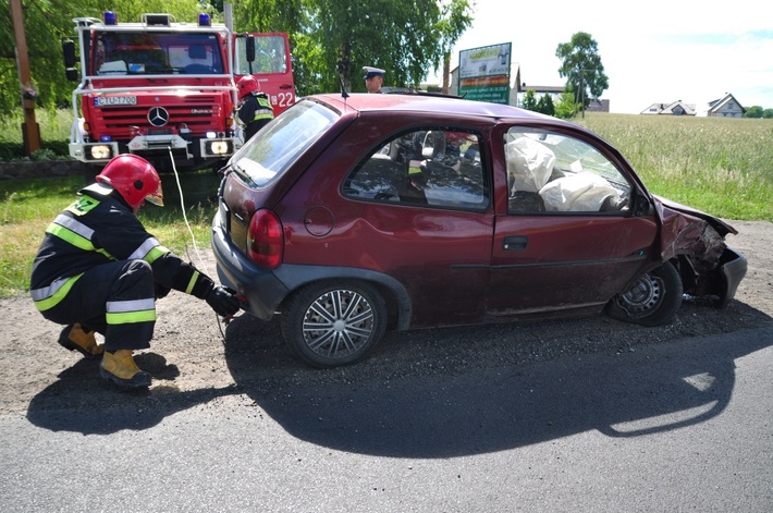 Samochodem w drzewo  ZDJĘCIA