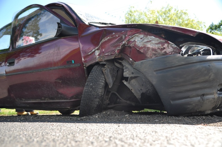 Samochodem w drzewo  ZDJĘCIA