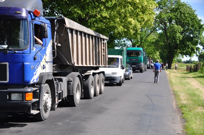 Samochodem w drzewo  ZDJĘCIA