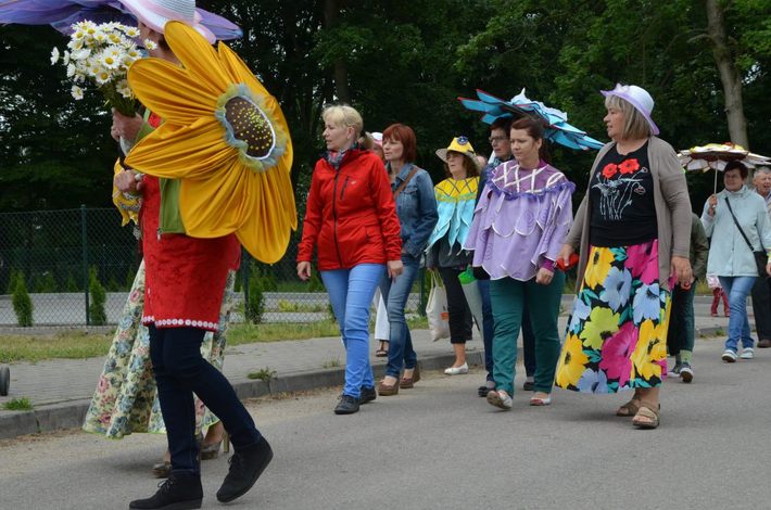 Parada kwiatowa przeszła przez wieś ZDJĘCIA