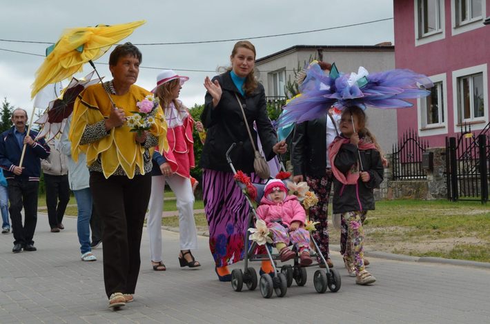 Parada kwiatowa przeszła przez wieś ZDJĘCIA