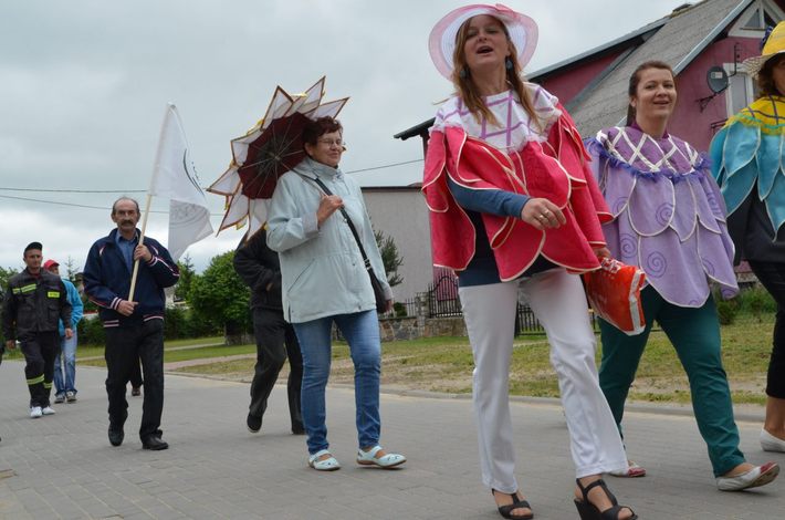 Parada kwiatowa przeszła przez wieś ZDJĘCIA