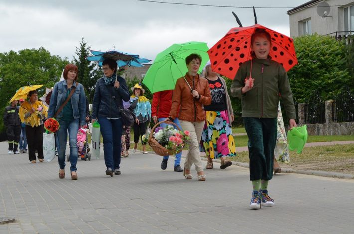 Parada kwiatowa przeszła przez wieś ZDJĘCIA