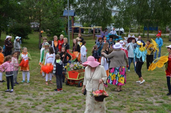 Parada kwiatowa przeszła przez wieś ZDJĘCIA