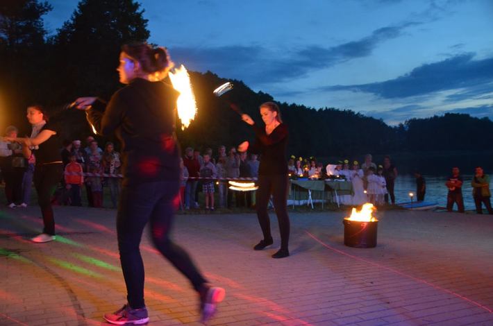 Siejące postrach czarownice i teatr ognia GALERIA