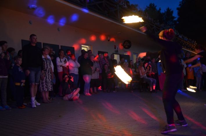 Siejące postrach czarownice i teatr ognia GALERIA
