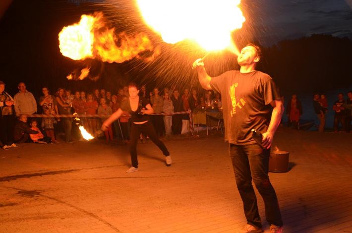 Siejące postrach czarownice i teatr ognia GALERIA