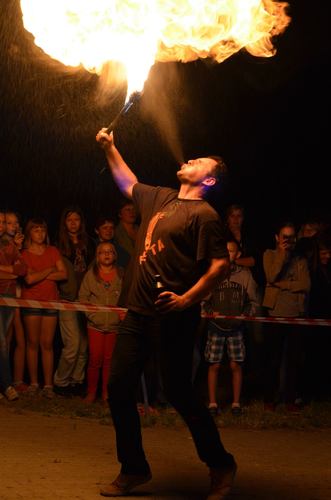 Siejące postrach czarownice i teatr ognia GALERIA