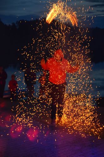 Siejące postrach czarownice i teatr ognia GALERIA