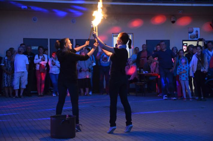 Siejące postrach czarownice i teatr ognia GALERIA