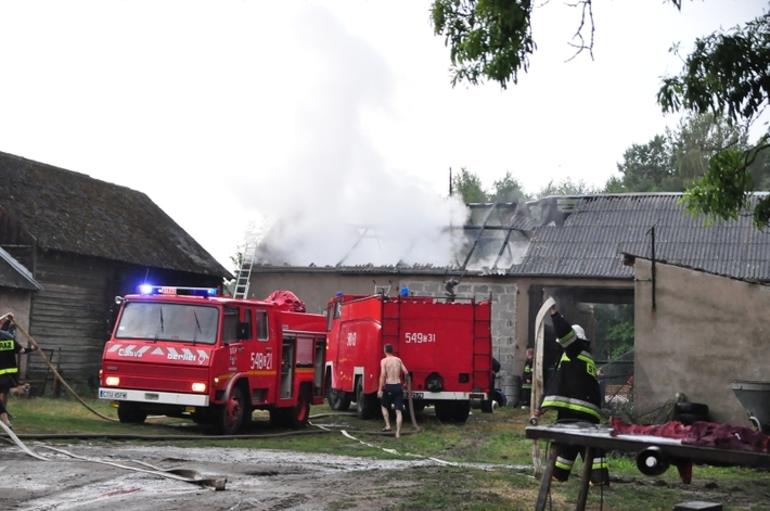 Pożar po piorunie - Efekty potężnej burzy  ZDJĘCIA