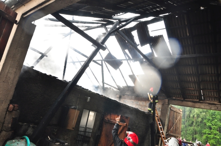 Pożar po piorunie - Efekty potężnej burzy  ZDJĘCIA