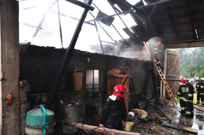 Pożar po piorunie - Efekty potężnej burzy  ZDJĘCIA