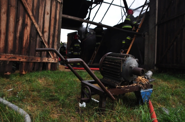 Pożar po piorunie - Efekty potężnej burzy  ZDJĘCIA