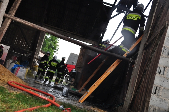 Pożar po piorunie - Efekty potężnej burzy  ZDJĘCIA