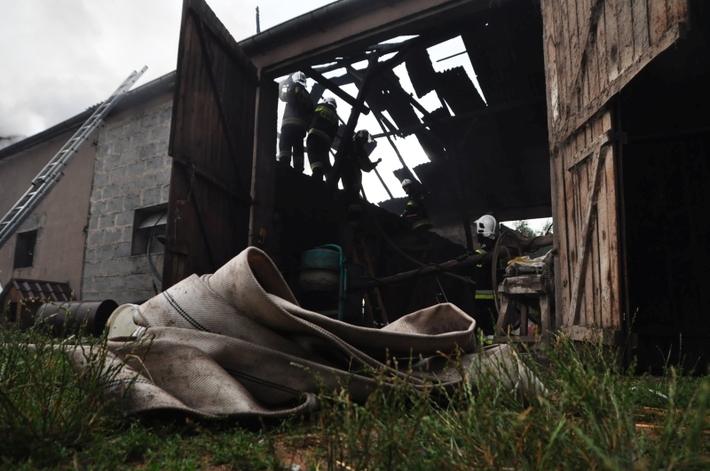 Pożar po piorunie - Efekty potężnej burzy  ZDJĘCIA