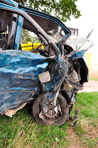 Rozstrzaskane auto za Gostycynem ZDJĘCIA