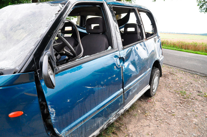 Rozstrzaskane auto za Gostycynem ZDJĘCIA