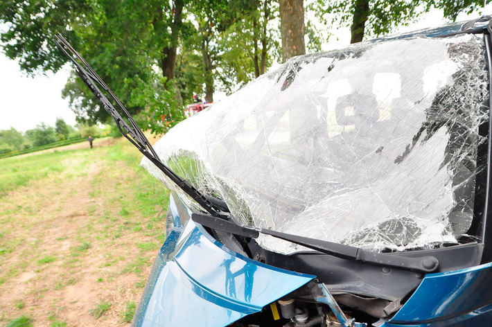 Rozstrzaskane auto za Gostycynem ZDJĘCIA