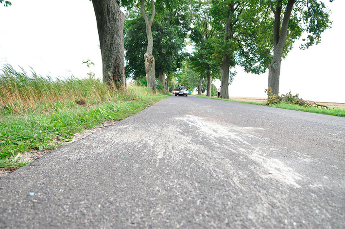 Rozstrzaskane auto za Gostycynem ZDJĘCIA