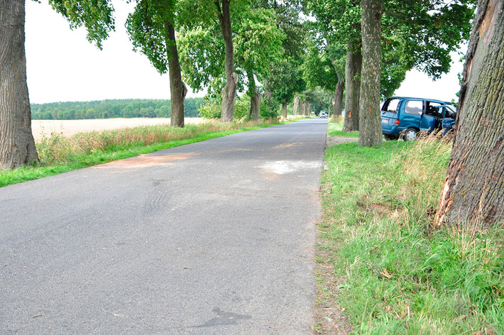 Rozstrzaskane auto za Gostycynem ZDJĘCIA