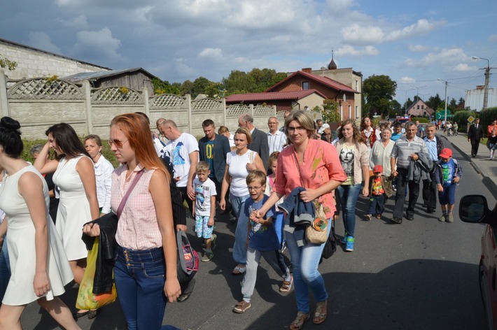 Z przytupem przemaszerowali przez wioskę ZDJĘCIA