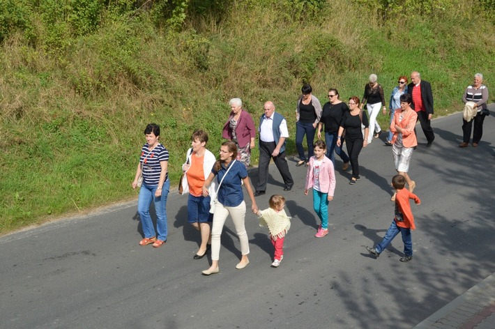 Z przytupem przemaszerowali przez wioskę ZDJĘCIA