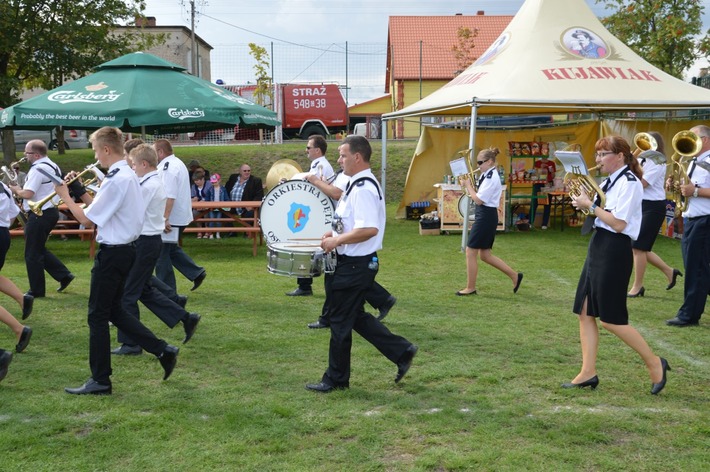 Z przytupem przemaszerowali przez wioskę ZDJĘCIA