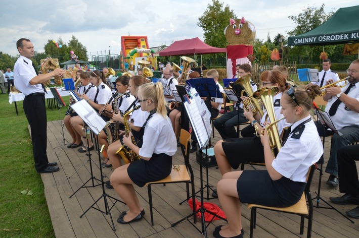 Z przytupem przemaszerowali przez wioskę ZDJĘCIA