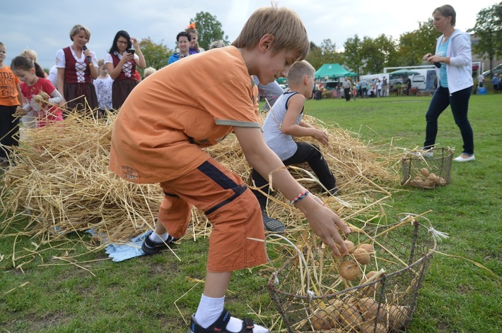 Z przytupem przemaszerowali przez wioskę ZDJĘCIA