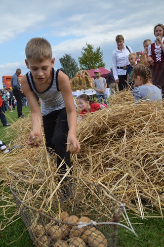 Z przytupem przemaszerowali przez wioskę ZDJĘCIA