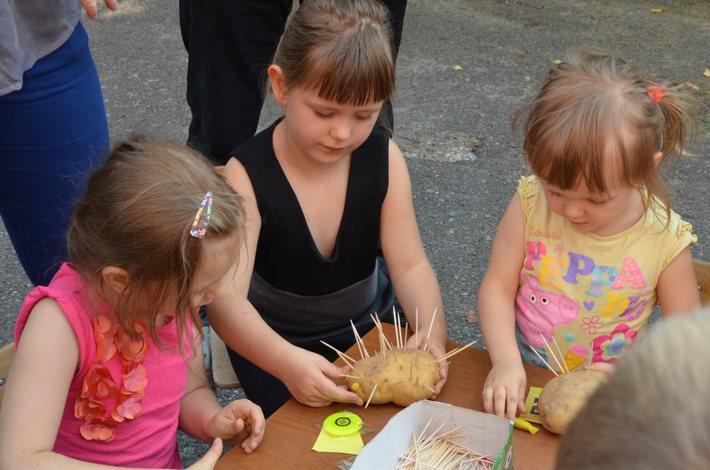 Przedszkolaki zaprosiły na pieczone ziemniaki  GALERIA