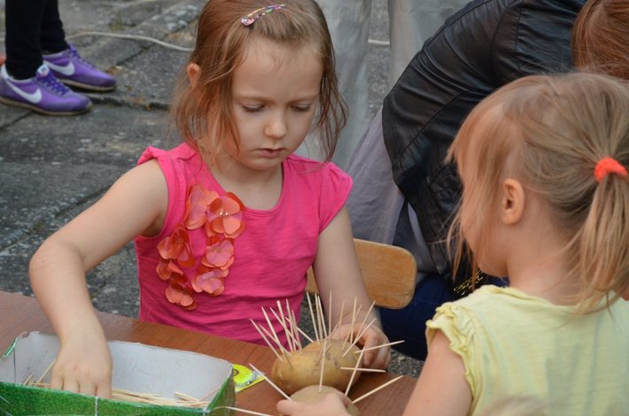 Przedszkolaki zaprosiły na pieczone ziemniaki  GALERIA