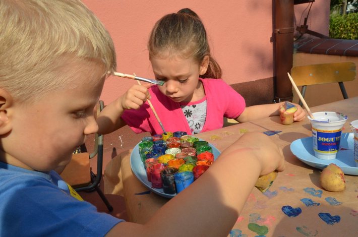 Przedszkolaki zaprosiły na pieczone ziemniaki  GALERIA