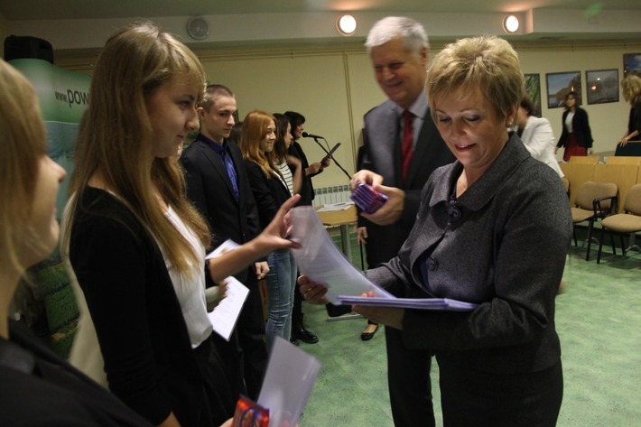 Nauczyciele dostali po 1400 zł nagrody ZDJĘCIA