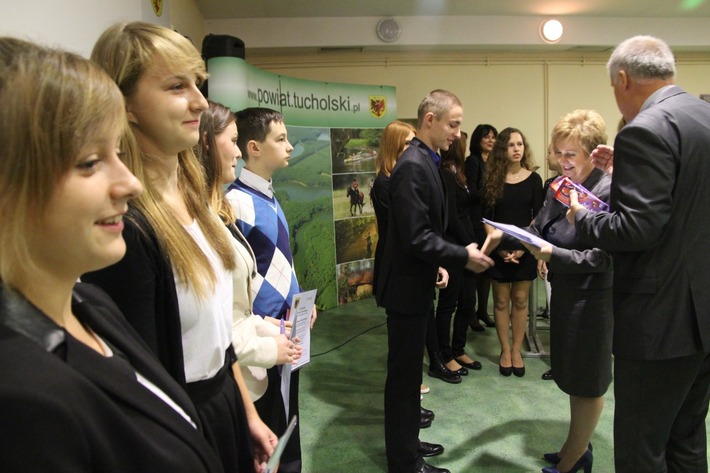 Nauczyciele dostali po 1400 zł nagrody ZDJĘCIA