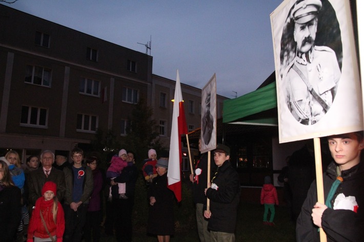Świętowali niepodległość po zmierzchu ZDJĘCIA