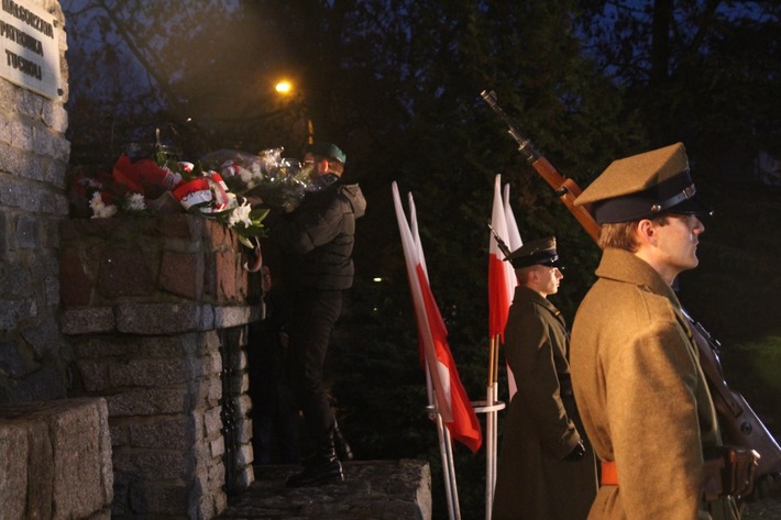Świętowali niepodległość po zmierzchu ZDJĘCIA