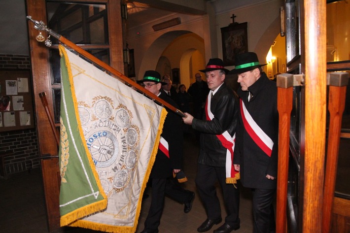 Świętowali niepodległość po zmierzchu ZDJĘCIA