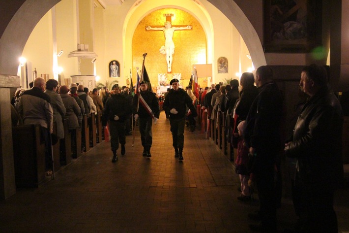 Świętowali niepodległość po zmierzchu ZDJĘCIA
