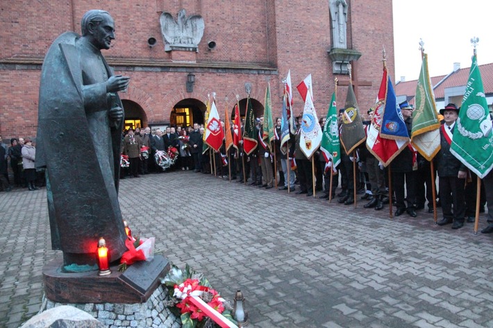 Świętowali niepodległość po zmierzchu ZDJĘCIA