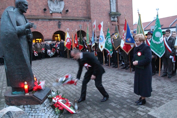 Świętowali niepodległość po zmierzchu ZDJĘCIA
